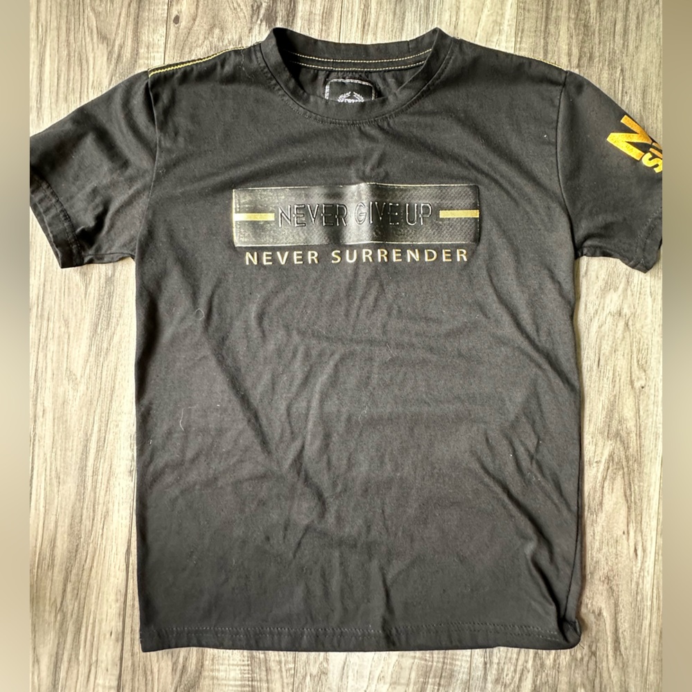 CR-24 Never Surrender Short Sleeved T-Shirt in Black and Gold Size Unknown Small